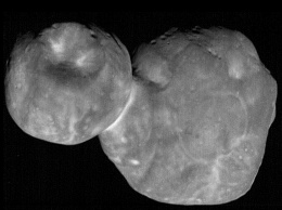 Загадочные образования и кратеры. NASA опубликовало самый четкий снимок астероида Ультима Туле