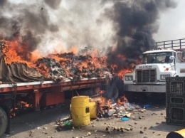 Три грузовика с гумпомощью Венесуэле сгорели