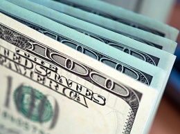 Доллар обосновался у ключевой отметки: сколько продержится гривна