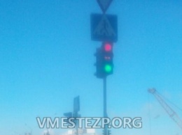 В Запорожской области водителей сбивает с толку "неопределившийся" светофор (ФОТО)