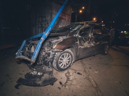 В Киеве авто врезалось в маршрутку и вылетело на остановку. Фото и видео