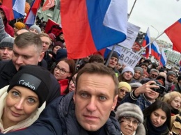 «Почему не в ушанке?»: В Сети обсуждают «американскую» шапку жены Навального на митинге Немцова