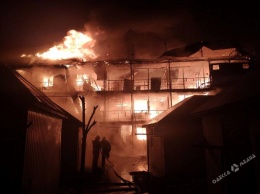 Масштабный пожар в Затоке: огонь уничтожил 20 домиков (фото)