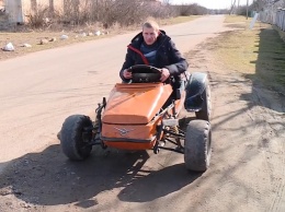 Чудо техники: запорожский тракторист собрал автомобиль из деталей, которые нашел в гараже (ВИДЕО)