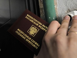 В Крыму 40-летнего алиментщика родители спрятали от приставов под кроватью