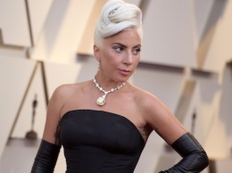 Леди Гага в образе Одри Хепберн на красной дорожке церемонии "Оскар"