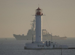 На охрану корабля США в Одессе выставили автоматчиков
