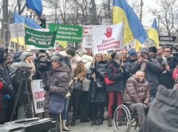 Полтысячи нотариусов протестуют возле Кабмина против Минюста