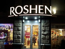В Борисполе двери магазина Roshen облили красной краской