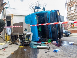 В Днепре один грузовик перевернулся в центре города и перекрыл движение, а второй провалился в яму и повредил теплотрассу