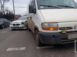 На Днепропетровщине столкнулись легковушка и микроавтобус (ФОТО)
