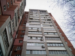 В Днепре на Тополе-1 онкобольной мужчина выбросился с балкона 13-го этажа