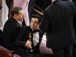 Победитель Оскара рухнул со сцены вместе с наградой