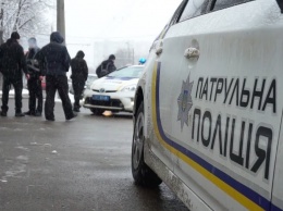 Полицейские на полной скорости протаранили магазин под Киевом: первые кадры ЧП