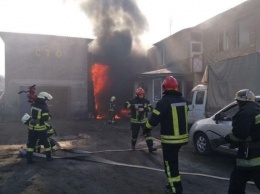 Пожар в Киеве: пламя охватило СТО, есть пострадавший