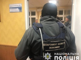 Сотрудника Одесской таможни задержали на взятке: он за деньги ускорял процесс возврата изъятого товара