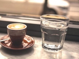 Медики объяснили, почему кофе лучше пить с чистой водой