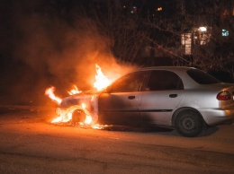 В Днепре на Бульваре Славы сгорел припаркованный Daewoo Lanos