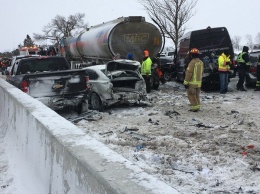 Массовое ДТП в Канаде: из-за гололедицы и снегопада столкнулись около 70 авто