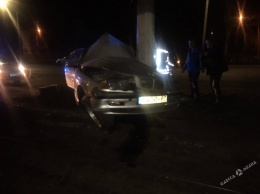 На Николаевской дороге BMW протаранил столб: спасателям пришлось доставать водителя из покореженного авто (фото)