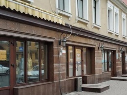 Киевские коммунальщики снесли вывески магазинов с целой улицы (ФОТО)