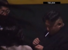 Ким Чен Ына поймали с сигаретой на перроне вокзала