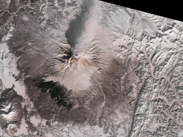 На Камчатке извергает лаву вулкан