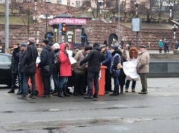 В Киеве протестующие против незаконных застроек перекрыли Крещатик перед зданием КГГА (фото)