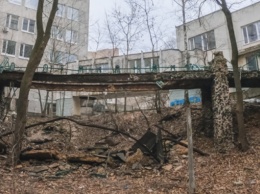 В Киеве обрушился пешеходный мост (видео)