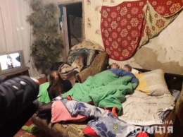 "Труп" елки в углу, грязные постели и нищета: полицейские проверили проблемные семьи с детьми