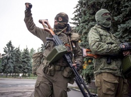 Появились вопиющие фото жизни террористов на Донбассе: "пьянствуют и роют ямы"