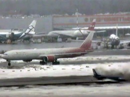 "Дрифтующий" самолет в Шереметьево попал на видео