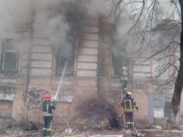 В центре Киева горит историческое здание