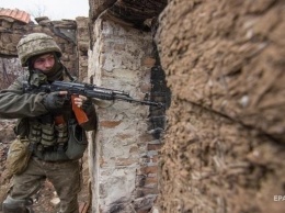 Днем в Донбассе было семь обстрелов, ранен военный