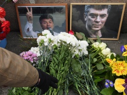 Десятки людей провели минуту молчания на месте убийства Немцова