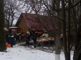 В Подмосковье легкомоторный самолет упал на дом