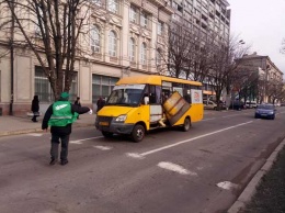 В маршрутке Днепра на ходу оторвалась обшивка (ВИДЕО)