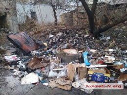В центре Николаева бомжи на территории жилкопа подожги мусор