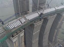 В Китае достраивают первый в мире горизонтальный небоскреб