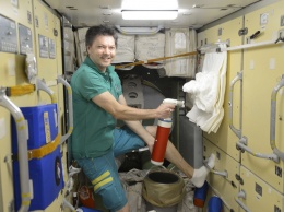 Опубликованы фото, как российский космонавт испытал огнетушитель на борту МКС