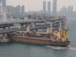 Российское судно загорелось после того, как протаранило мост в Корее