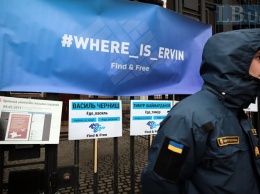 У посольства России в Киеве провели акцию с требованием расследовать исчезновения и похищения в Крыму