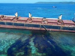 Самому большому коралловому острову на Земле грозит экологическая катастрофа из-за севшего на мель судна