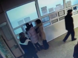 Карманницы орудуют в харьковской поликлинике: женщины "засветились" на видео