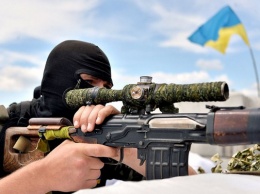 Снайпер ВСУ ''зашкварил'' наемника РФ на Донбассе: момент попал на видео
