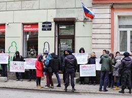 На фасаде штаба Навального в Петербурге появилась надпись "штаб педофилов"