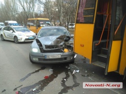В центре Николаева «Шкода» врезалась в маршрутку - пострадал пассажир