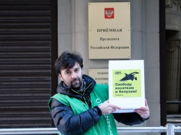 "Гринпис" передал АП 100 тысяч подписей с требованием освободить животных из "китовой тюрьмы"