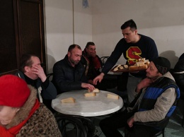 Интеллигенты, пенсионеры и бездомные: кто в Крыму ходит в кафе для бомжей