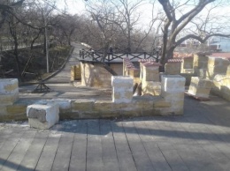 Вандалы разрушили архитектурный объект в одесском парке